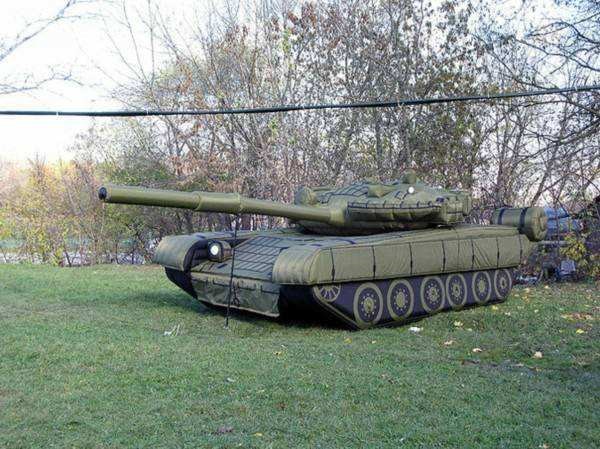 德钦陆地军事假目标坦克